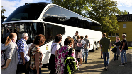Eine Gruppe reist mit dem Bus auf dem Großparkplatz Anger in Coburg an.