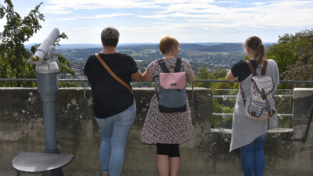 Drei Frauen genießen die Aussicht von der Veste Coburg aus auf die Stadt.