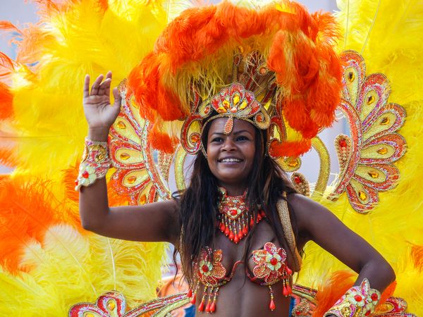Eine brasilianische Frau tanzt in farbenfroher Kostümierung auf dem Samba-Festival in Coburg.a-Festival in Coburg