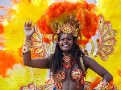 Eine brasilianische Frau tanzt in farbenfroher Kostümierung auf dem Samba-Festival in Coburg.a-Festival in Coburg