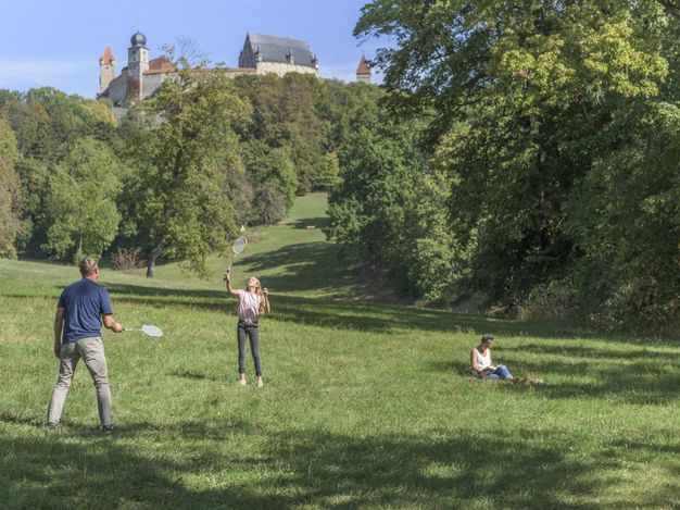 Das Veilchental im Coburger Hofgarten eignet sich wunderbar für ein Federballspiel mit der Familie.