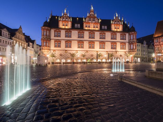 Das Stadthaus nachts am illuminierten Coburger Marktplatz.