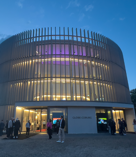 Das GLOBE COBURG hat einen auffälligen Rundbau und liegt am Nina-Bellosa-Platz. Es ist Spielstätte des Coburger Landestheaters.