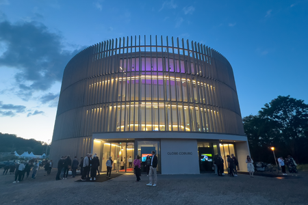 Das GLOBE COBURG hat einen auffälligen Rundbau und liegt am Nina-Bellosa-Platz. Es ist Spielstätte des Coburger Landestheaters. 