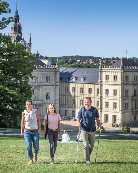 Eine Familie spaziert durch den Hofgarten.
