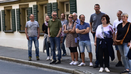 Eine Reisegruppe ist in der Coburger Innenstadt unterwegs.