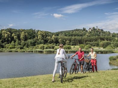 Familie bei einer Fahrradtour zum Goldbergsee nahe bei Coburg.