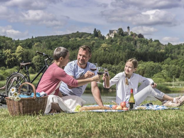 Familienpicknick am Goldbergsee nahe bei Coburg mit Blick auf Schloss Callenberg.