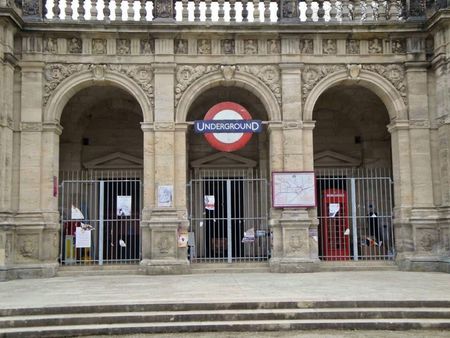 Die Coburger Arkaden auf dem Coburger Schlossplatz dienten als U-Bahnhof-Station in der Edelstein-Triologie.