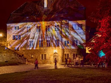 Illuminierter Innenhof der Veste Coburg bei der Coburger Museumsnacht.