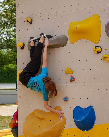 Ein Kind klettert an einer Wand im Itz-Park in Coburg.