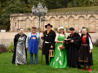 Gruppenbild der Kostümführungen auf dem Coburger Schlossplatz.