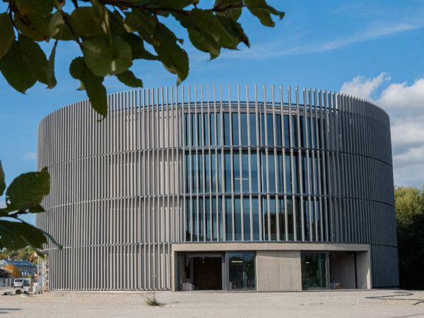 Außenansicht der Interimsspielstätte Globe Coburg am Nina-Bellosa-Platz..