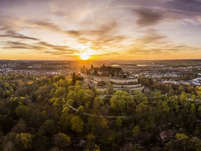 Panoramasicht auf die Veste Coburg bei herrlichem Sonnenuntergang.