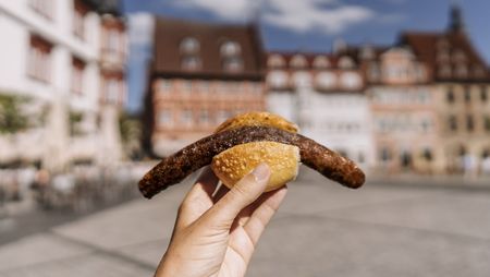 Essen einer Coburger Bratwurst auf dem Marktplatz.