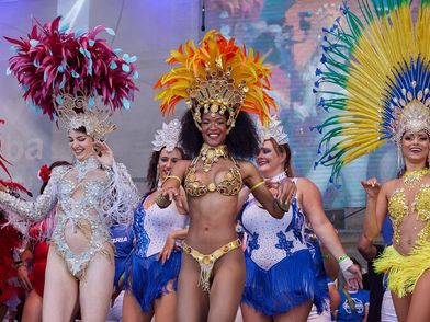 Sambatänzerinnen beim Samba-Festival in Coburg auf der Bühne am Schlossplatz. 