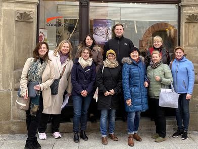 Gruppenfoto mit Prüflingen und Prüfenden der Gästeführerausbildung 2020/2021 vor der Tourist-Information.