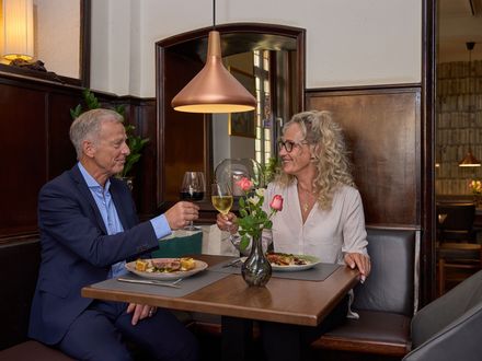 Ein Paar sitzt in einem Coburger Restaurant und genießt die fränkische Küche.