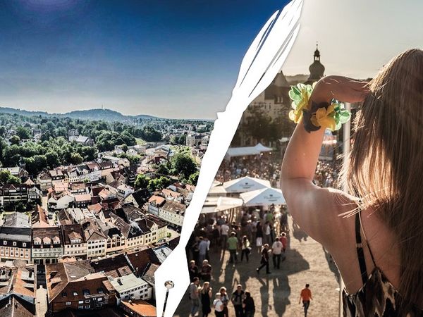 Stadtpanorama: Besucherin des Samba-Festivals blickt von den Arkaden auf den belebten Coburger Schlossplatz.