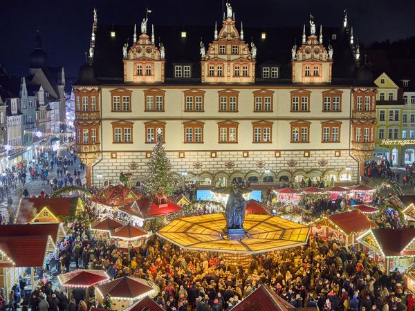 Abendliche Ansicht des Coburger Weihnachtsmarktes von oben.