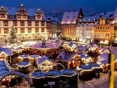 Ansicht Weihnachtsmarkt Coburg Ansicht des beleuchteten Weihnachtsmarktes Coburg mit historischen Gebäuden im Hintergrund.