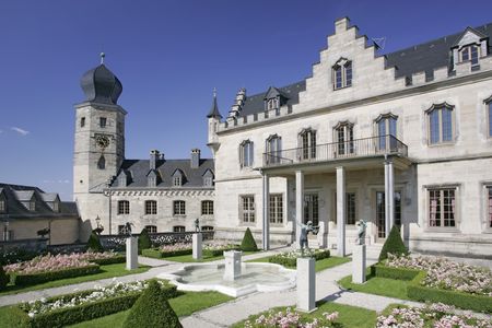 Sicht in den Rosengarten und auf den Glockenturm von Schloss Callenberg Coburg.