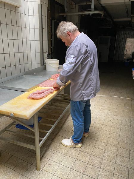Ein Mann stellt in seiner Metzgerei Coburger Bratwürste her.