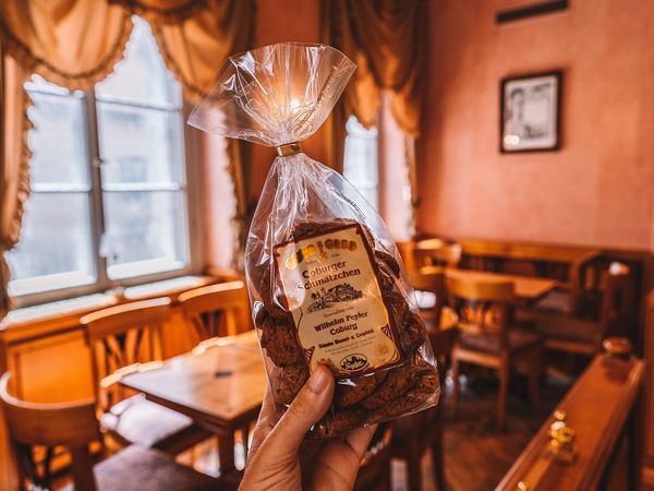 Die berühmten Coburger Schmätzchen sind ein würzig-süßes Honiggebäck, das heute zu den Wahrzeichen der Stadt zählt.