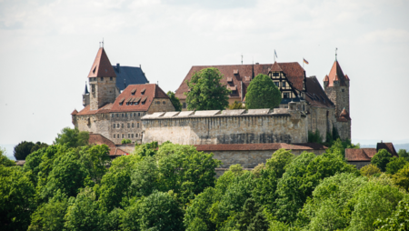 Die Veste Coburg thront im Sommer auf dem Festungsberg. 