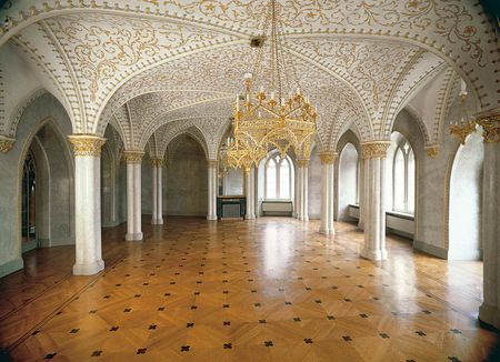 Die dreischiffige, gewölbte Halle des Marmorsaales ist mit Stuckmarmor ausgekleidet.