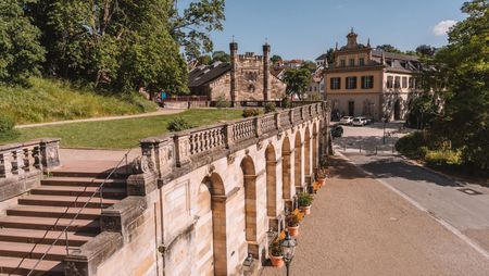 Blick auf die Arkaden vom Schlossplatz in Coburg.