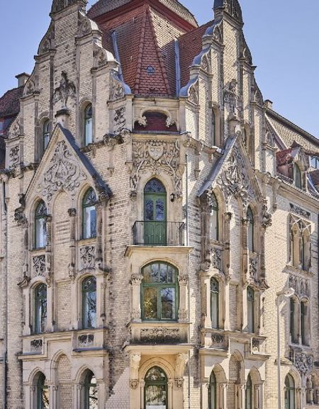 Das Jugendstil-Gebäude in der Mohrenstraße beeindruckt mit besonderen Verzierungen.