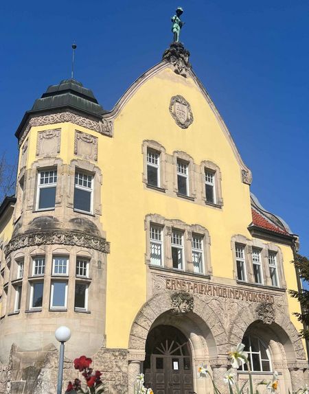 Die Jugendstil-Fassade des ehemaligen Alexandrinenbades in Coburg.